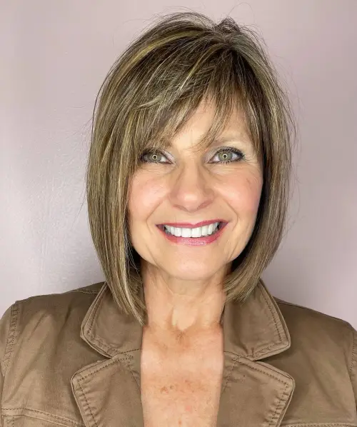 Asymmetrischer Lob mit gefiederten Pony Stufig fransige Frisuren für Frauen ab 50 die jünger machen