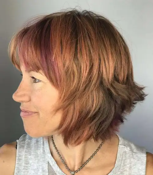 Bixie mit stufigen kurzen Haaren Stufig fransige Frisuren für Frauen ab 50 die jünger machen