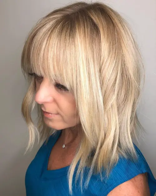 Geschnittener Lob mit stumpfem Pony Stufig fransige Frisuren für Frauen ab 50 die jünger machen