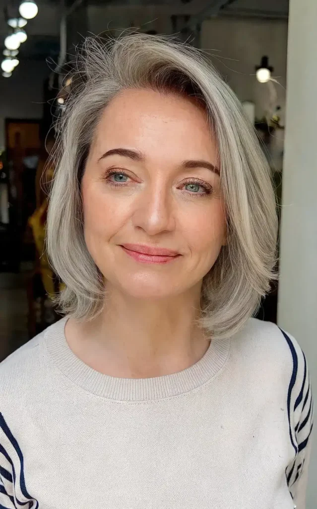 Grauer Stufenschnitt mit Seitenscheitel ab 50