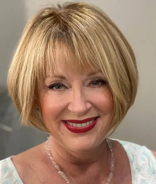 Kurzer Bob mit dünnem Pony Stufig fransige Frisuren für Frauen ab 50 die jünger machen