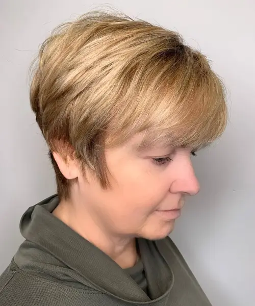 Kurzes Haar mit seitlich gefegtem Pony Stufig fransige Frisuren für Frauen ab 50 die jünger machen