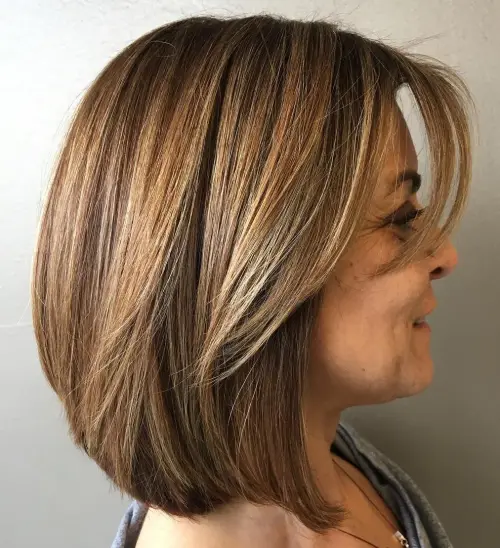 Lob mit langem Seitenpony Stufig fransige Frisuren für Frauen ab 50 die jünger machen