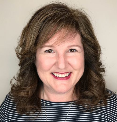 Lockiges Haar mit luftigem seitlich gefegten Pony Stufig fransige Frisuren für Frauen ab 50 die jünger machen