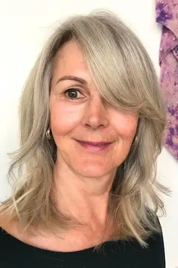 Mittellange Stufen mit seitlich gefegtem Pony