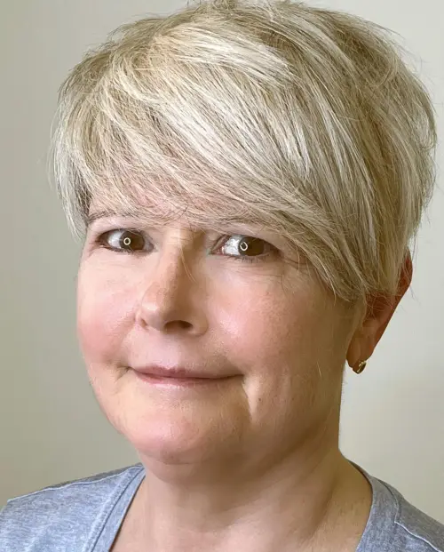 Pixie mit gefiederter Stirnfrisur Stufig fransige Frisuren für Frauen ab 50 die jünger machen