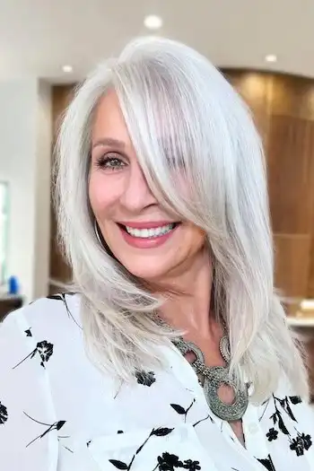 Schulterlange Wellen mit Seitenscheitel