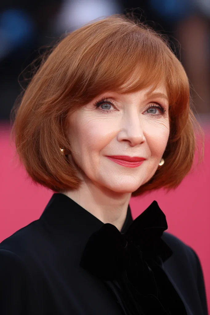  Seitlich geföhnter Bob in warmem Kastanienbraun ab 50