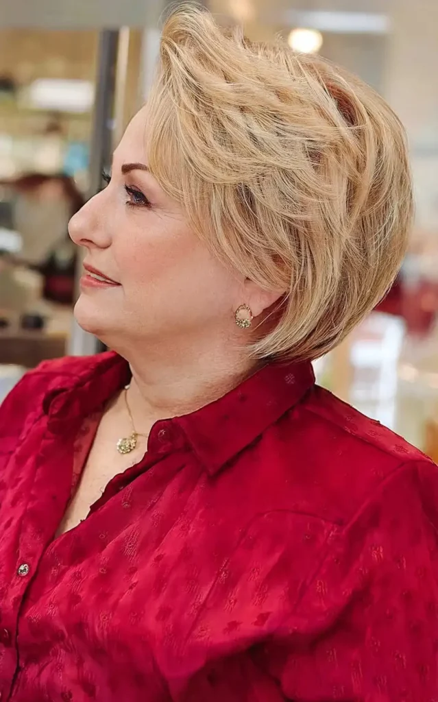 Sichtbare Schichten bei einem blonden Bob mit Stufen ab 50