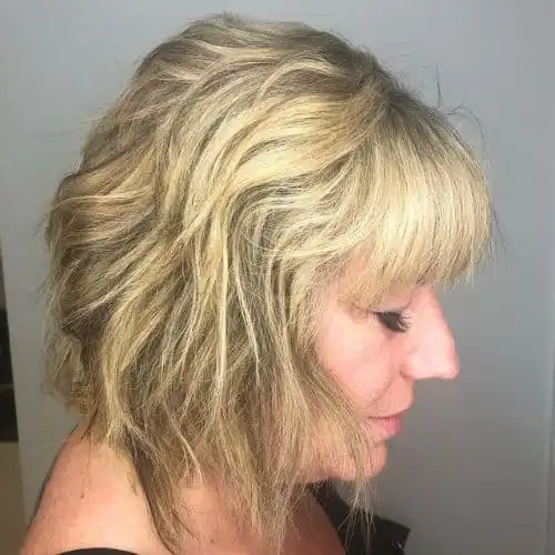 Stufiger Blondschnitt mit Pony