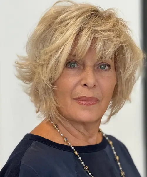 Unordentlicher Bob mit strukturiertem Pony Stufig fransige Frisuren für Frauen ab 50 die jünger machen