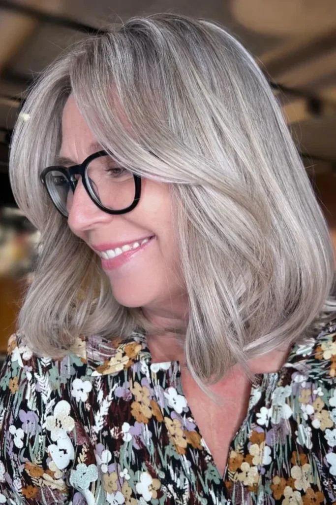 Weicher gestufter silberner Bob