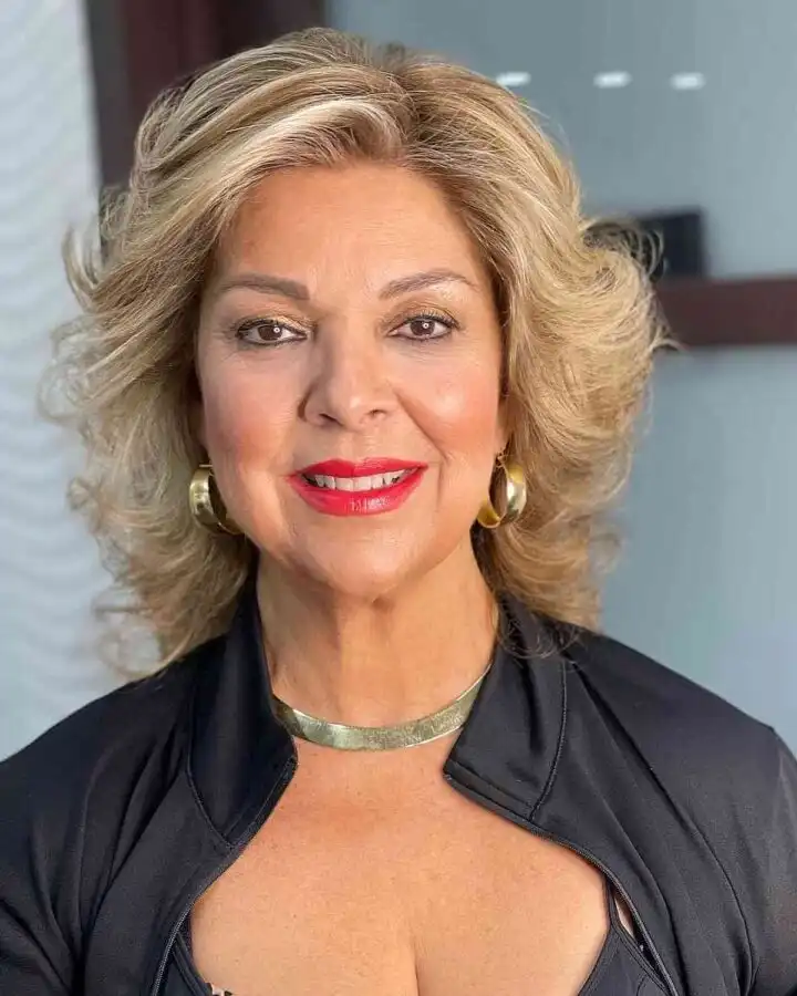 Wunderschöne blonde Föhnfrisur ab 50