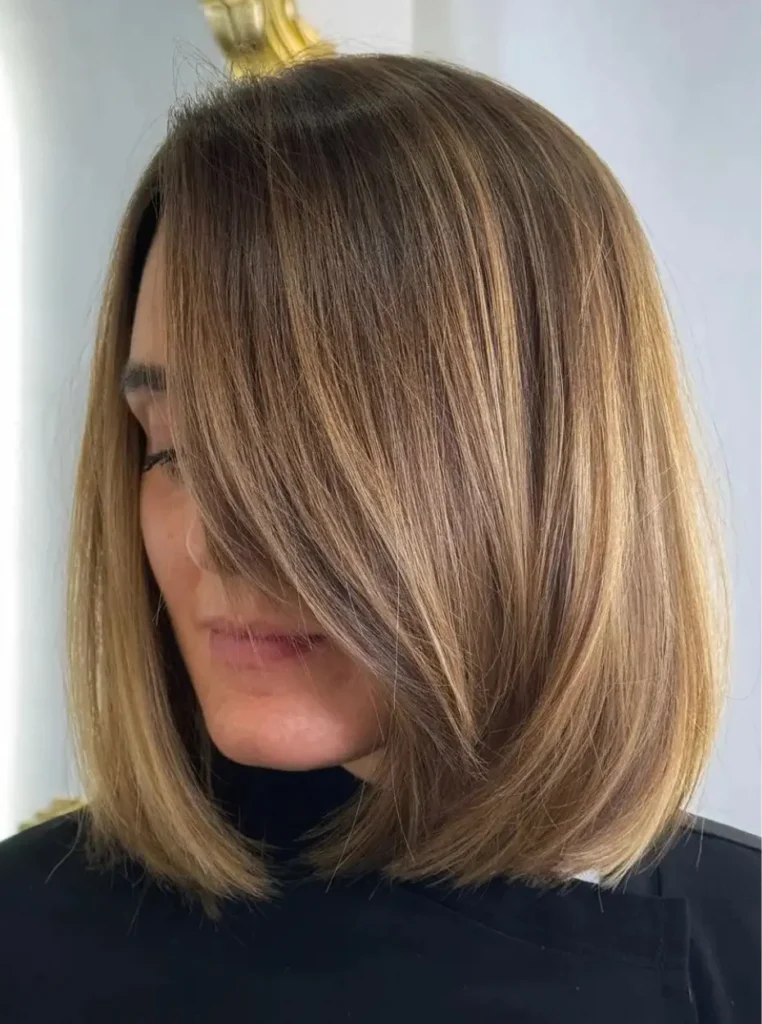 Mittellange gestufte Bob Frisuren für Frauen ab 50 mit natürlichem Volumen und stilvollem Schnitt