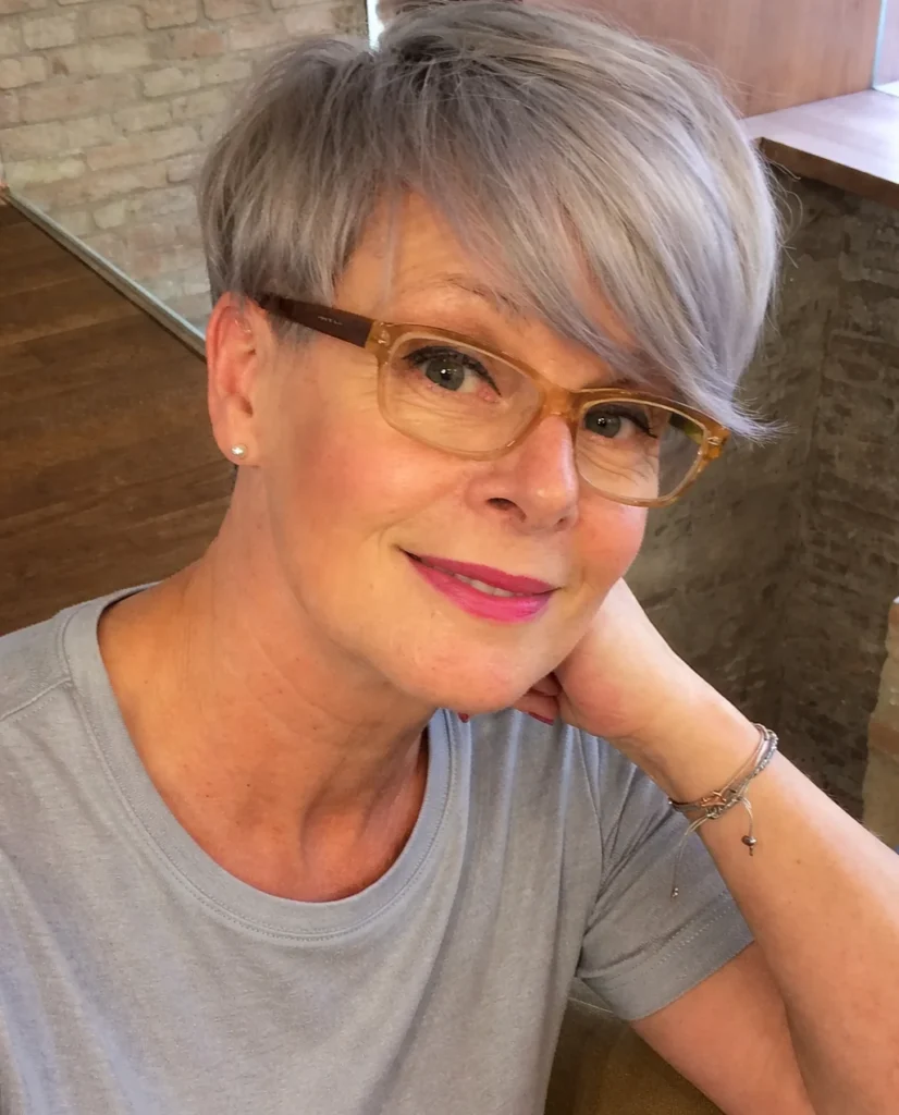 lagiger Pixie-Schnitt mit seitlich gefegtem Pony