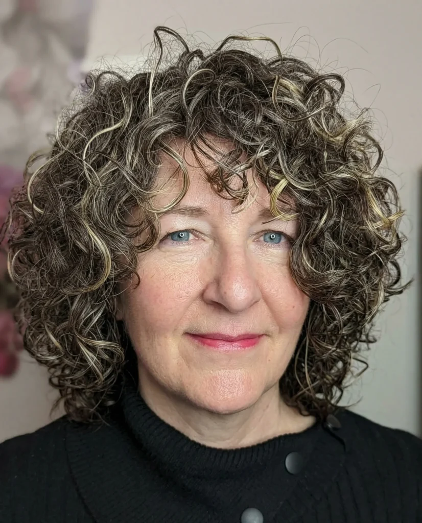 Gesicht umrahmende lockige Stufen