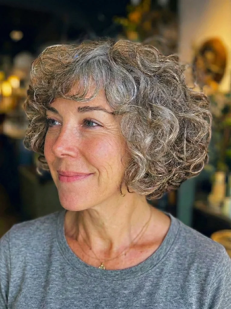 Lockiges Haar mit feinem Pony