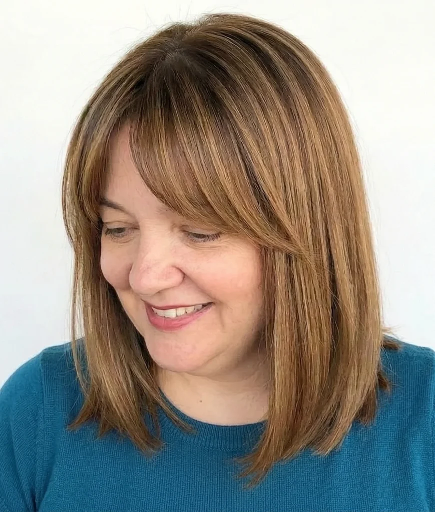 Stumpfer Lob mit Ponyfrisur für rundes Gesicht – peppige Frisuren für Frauen ab 50