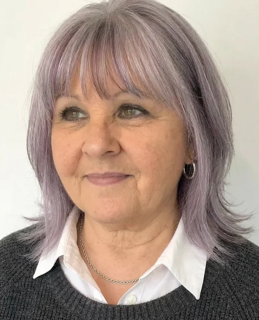 Mittellanger Schnitt mit feinem Pony für rundes Gesicht – peppige Frisuren für Frauen ab 50