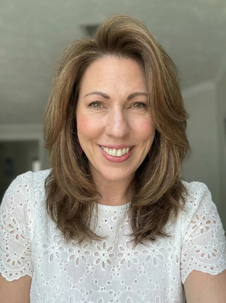 Ausgefranste Stufen mit voluminösem Scheitel