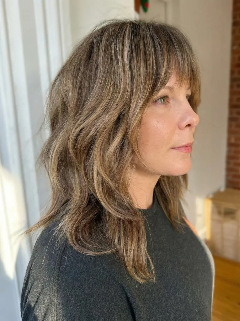 Strukturierter schulterlanger Shag mit Vorhangpony