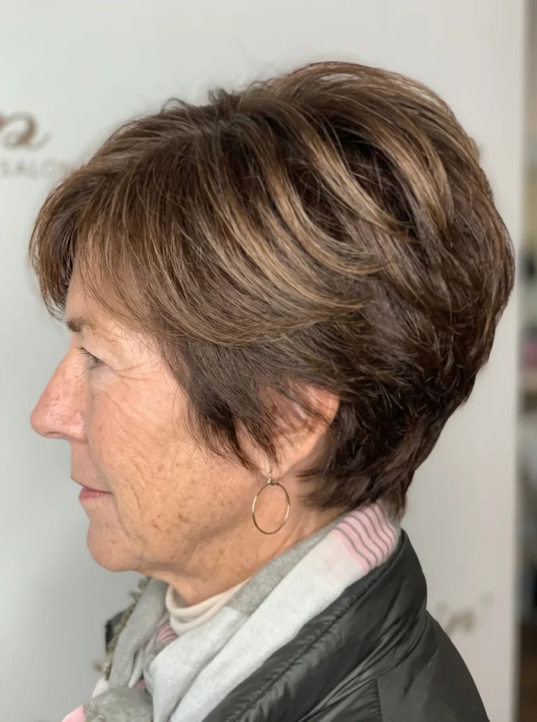 Voluminöser Pixie-Schnitt mit Föhnfrisur für Frauen ab 50