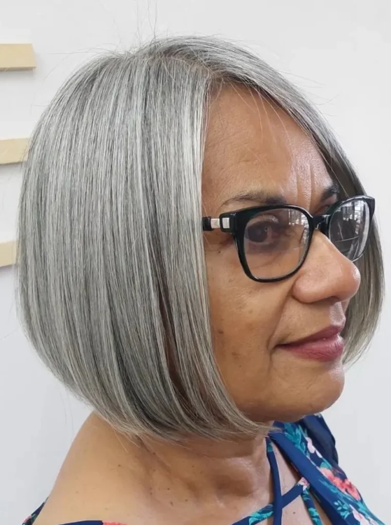 Frau über 60 mit klassischer kinnlanger Bob Frisur in Silber-Grau, glattes Haar und zeitlos eleganter Look für reife Frauen.