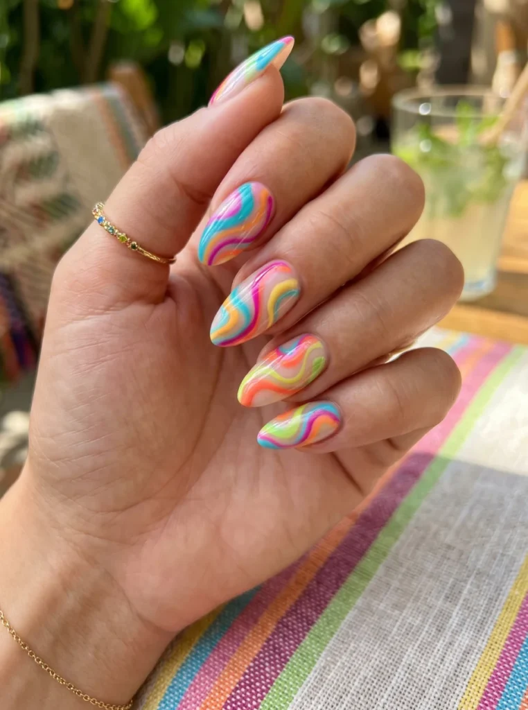 Bunte Swirl-Muster auf mandelförmigen Nägeln mit lebendigen Farben, modernes und trendiges Sommer-Nageldesign