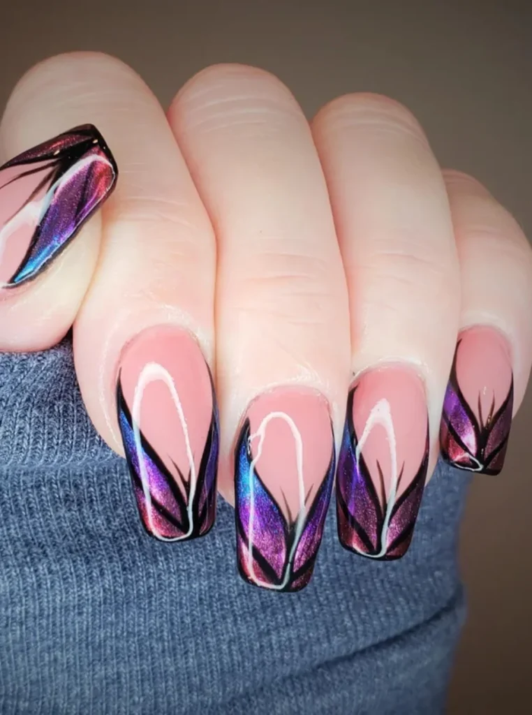 Moderne Chrome Butterfly French Nägel mit schimmernden lila und pinken Spitzen auf eleganten quadratischen Nägeln in glamouröser Nahaufnahme.