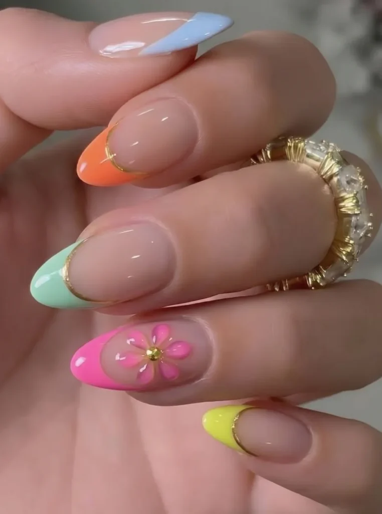 Mandelförmige Nägel mit French-Tip in modernen Farben, elegantes Sommer-Nageldesign mit klassischem und trendigem Look