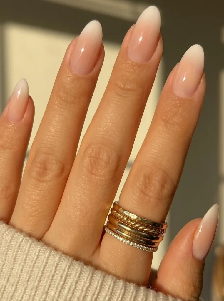 Elegante Nägel French Farbe im Ombre Design mit milchig weißen Spitzen auf mandelförmigen Nägeln