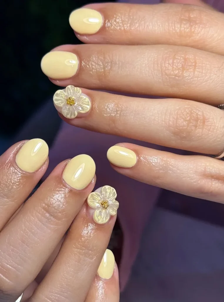 Nägel gelb pastell mit 3D Blumen Design und glänzendem Finish
