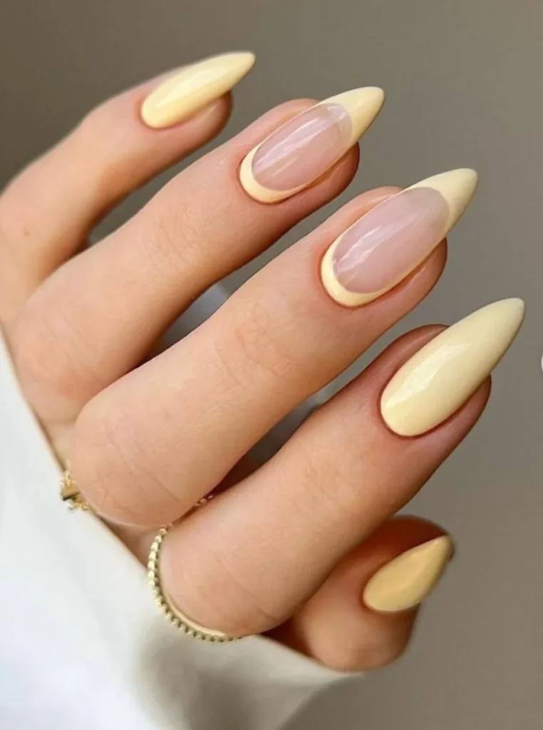 Nägel gelb pastell Almond Form mit French Outline und glänzendem Finish