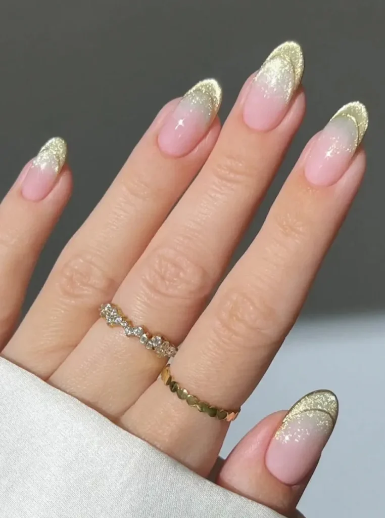 Nägel gelb pastell French Tips mit Glitzer und elegantem Verlauf