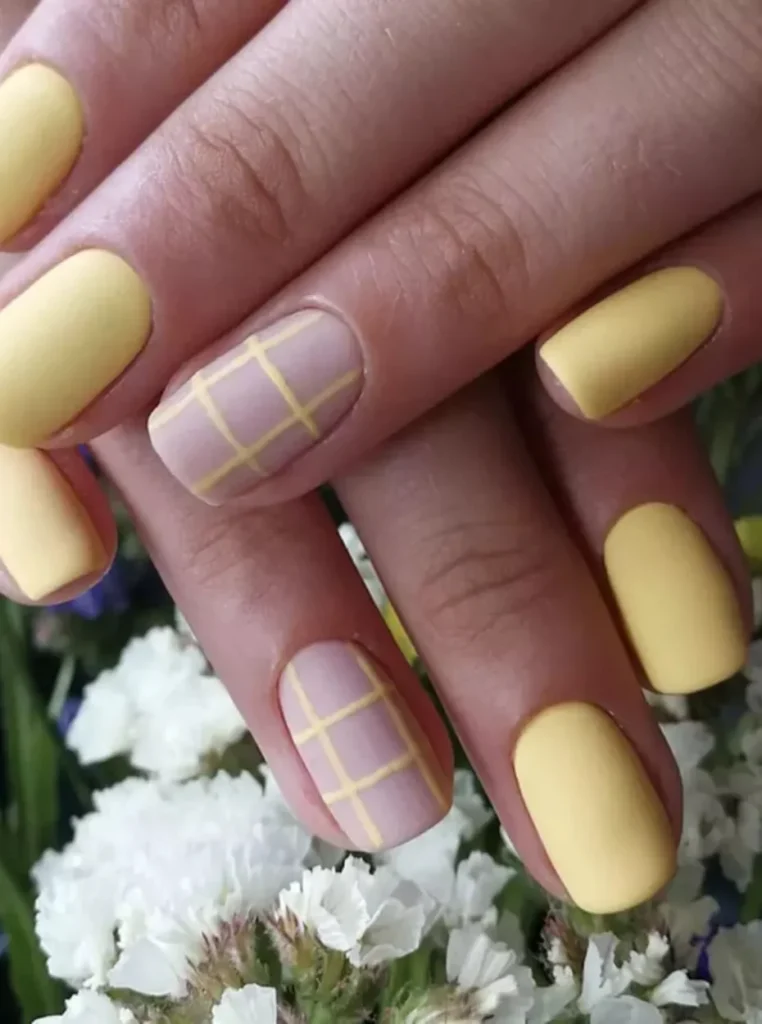 Nägel gelb pastell matt mit Schachbrettmuster und modernem Design