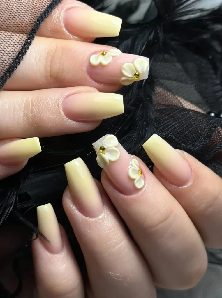 Nägel gelb pastell Ombre mit 3D Blumen und elegantem Farbverlauf