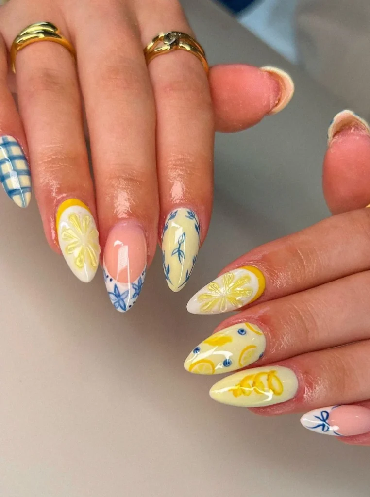 Nägel gelb pastell mit Zitronen, floralen Mustern und mediterranem Design