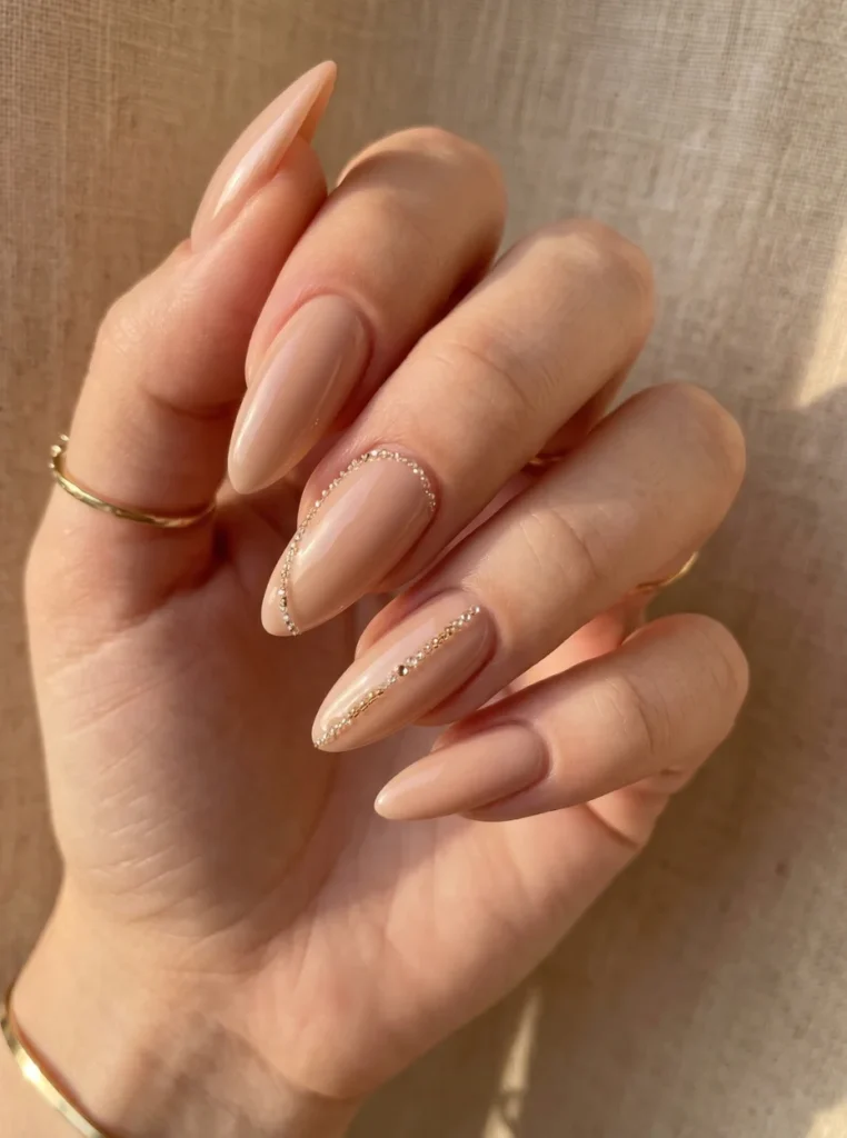 Nude-Mandelnägel in natürlichen Beige- und Rosétönen, elegantes und schlichtes Nageldesign für einen gepflegten Alltagslook