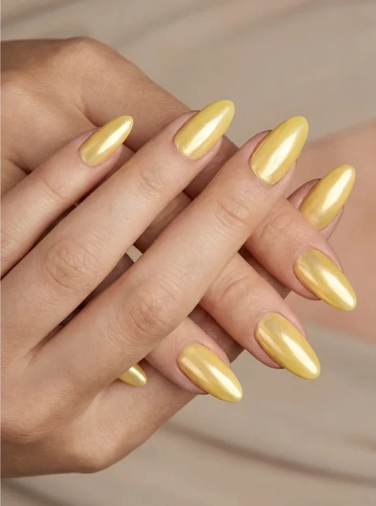 Pastellgelbe Nägel mit Chrome Effekt und glänzendem Finish in Almond Form