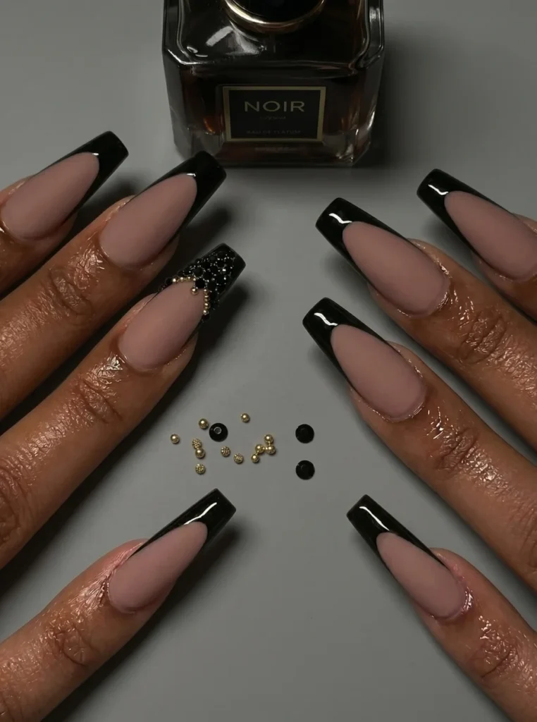 Schwarze French Nails mit matten schwarzen Spitzen auf modernen Coffin Nägeln