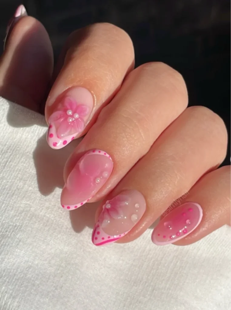 3D-Blumen Nägel in Rosa mit transparenten Akzenten, Perlendetails und floraler Nail Art auf mandelförmigen Nägeln, romantisches Nageldesign 2026
