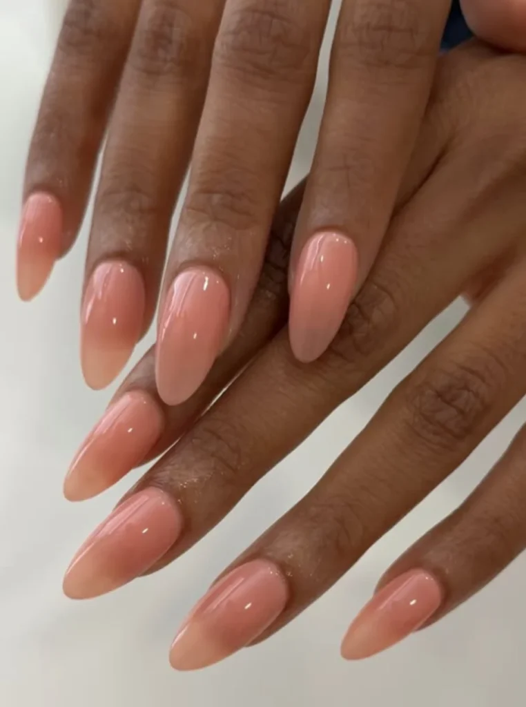 Apricot Jelly Nägel mit transparentem Glossy-Finish auf langen mandelförmigen Nägeln.