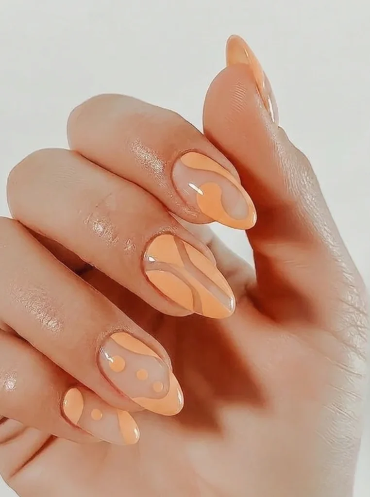 Apricot Negative Space Nägel mit minimalistischen geometrischen Mustern auf mandelförmigen Nägeln.