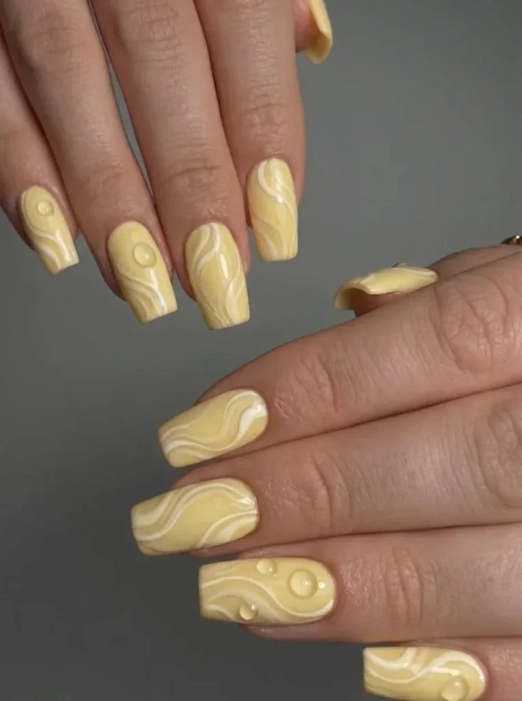 Butter Yellow und weißes Swirl Design mit 3D-Wellenmuster auf quadratischen Nägeln – modernes Nageldesign