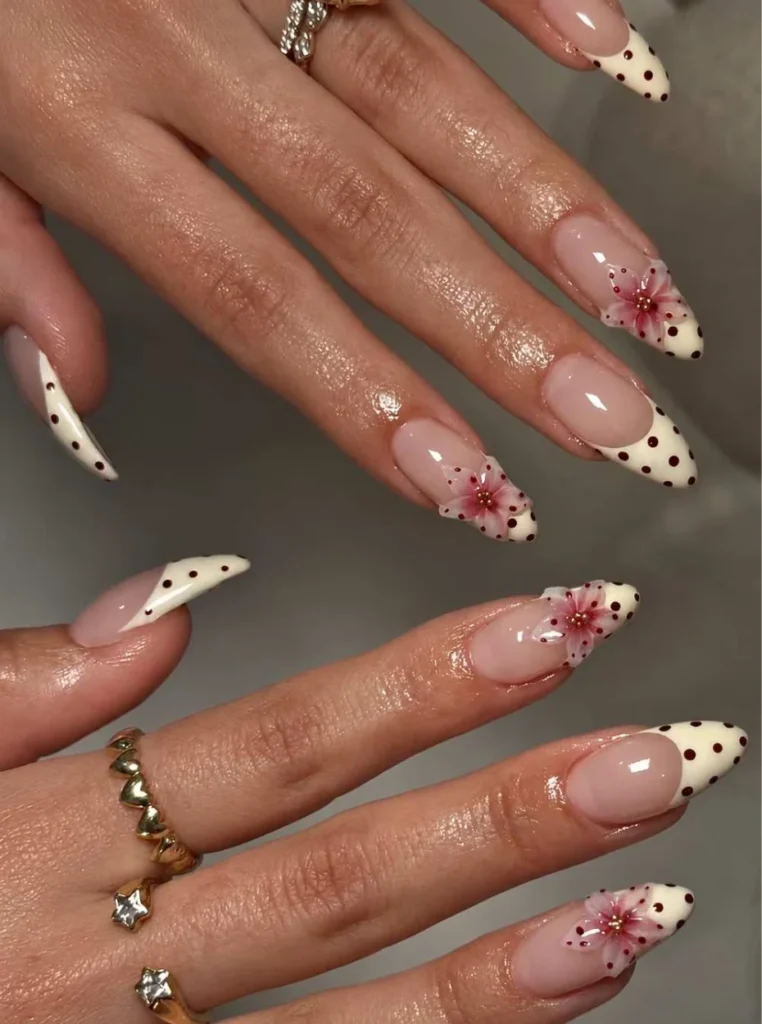 Butter Yellow Blumen-Nägel mit weißen French Spitzen, rosa 3D-Blumen und gepunktetem Nail Art Design auf mandelförmigen Nägeln