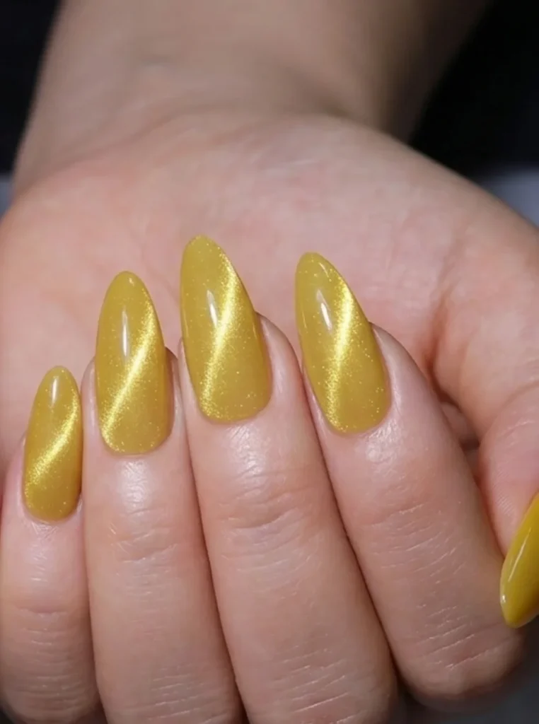 Butter Yellow Cat Eye Nails mit magnetischem Schimmer-Effekt auf mandelförmigen Nägeln – trendiges Nageldesign