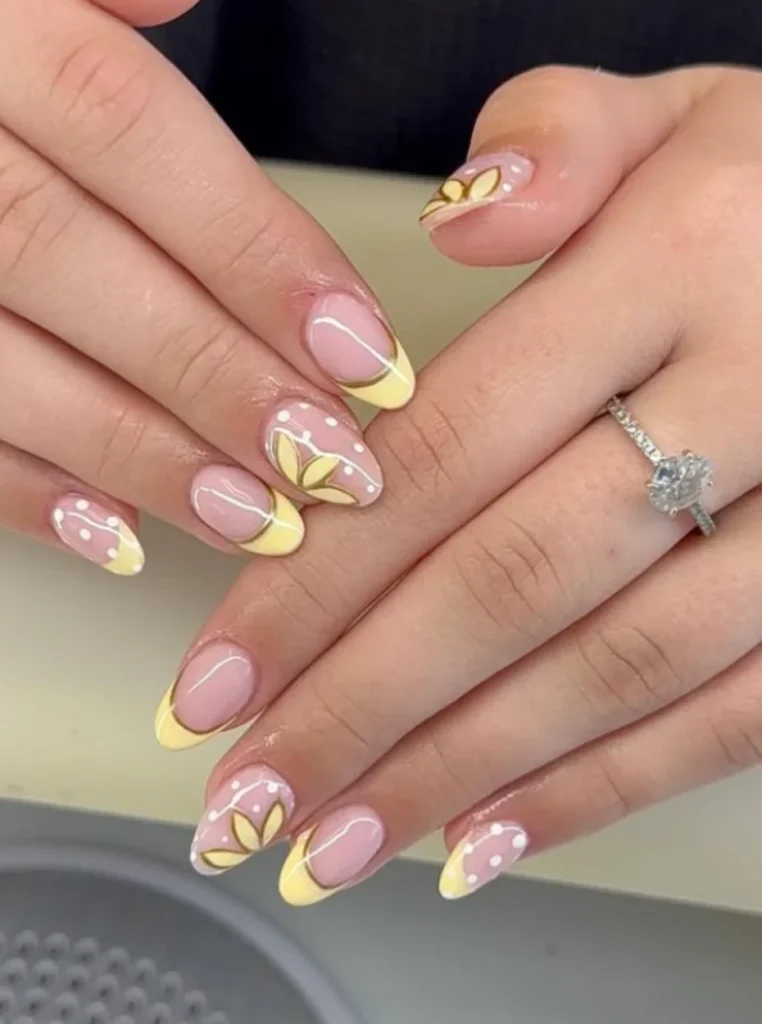 Butter Yellow Jelly Nails mit transparentem French Design, floralen Mustern und weißen Punkten auf ovalen Nägeln