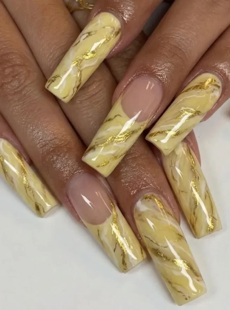 Butter Yellow Marble Nails mit goldenen Marmorlinien auf langen Coffin-Nägeln – luxuriöses Nageldesign