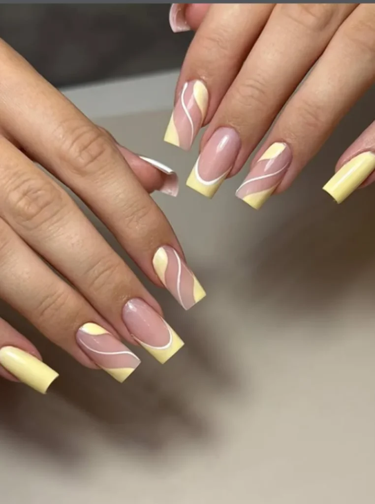 Butter Yellow Negative Space Nails mit geschwungenem Swirl Design auf quadratischen Nägeln – modernes minimalistisches Nageldesign