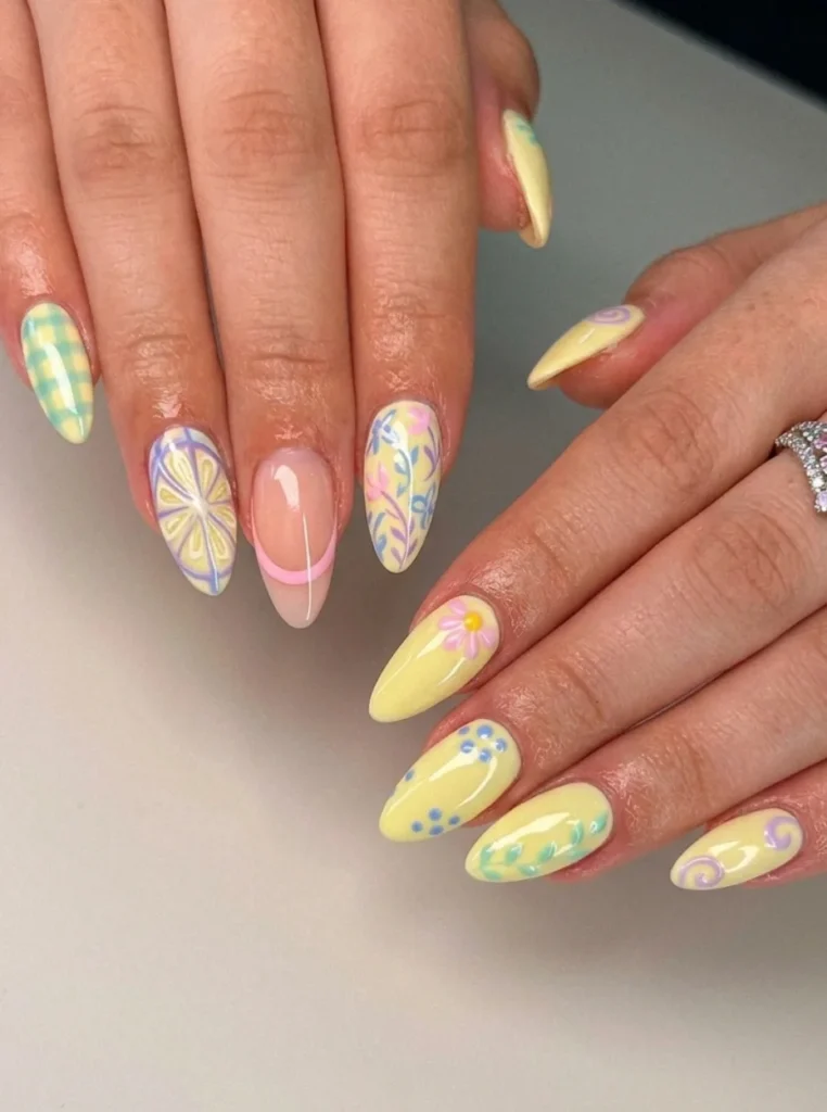 Butter Yellow Pastell Mix Nails mit floralen Mustern, Karodesign und bunten Pastellakzenten auf mandelförmigen Nägeln